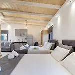 3 * Tsoukaládhes